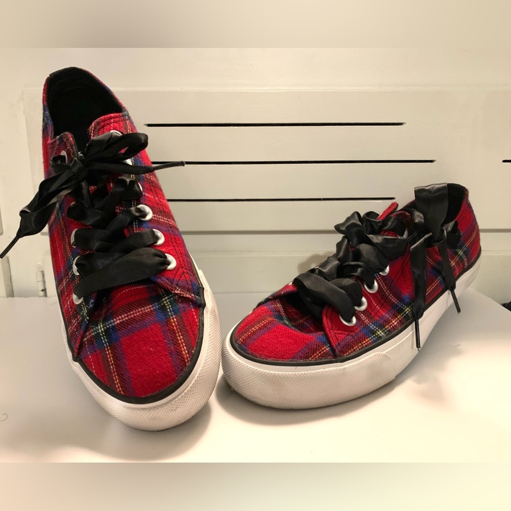 Avon Cushion Walk red plaid low sneaker with silky black ribbon ties. Size 9